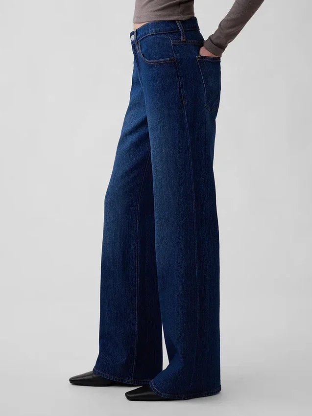 Jeans a vita media dal taglio svasato e morbido