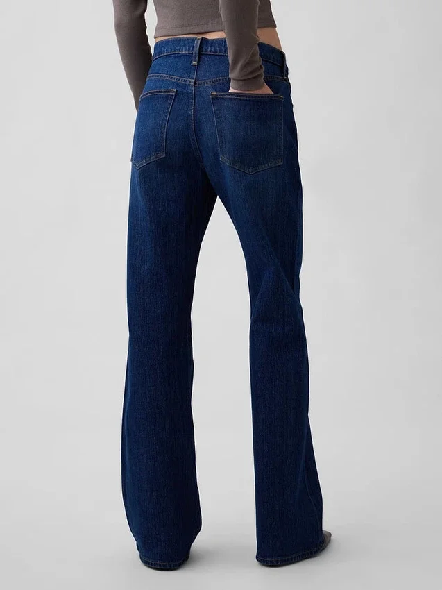 Jeans a vita media dal taglio svasato e morbido