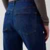 Jeans a vita media dal taglio svasato e morbido