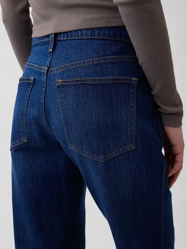Jeans a vita media dal taglio svasato e morbido