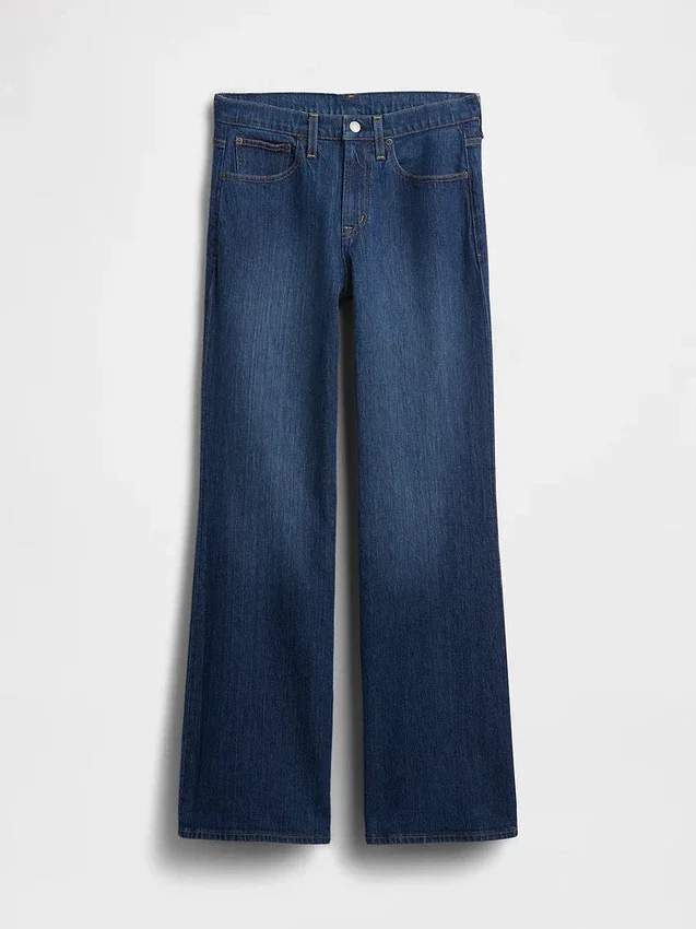 Jeans a vita media dal taglio svasato e morbido