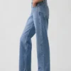 Jeans a vita media, dritti e affusolati