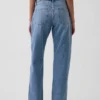 Jeans a vita media, dritti e affusolati