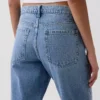 Jeans a vita media, dritti e affusolati