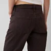 Jeans a vita media, dritti e affusolati