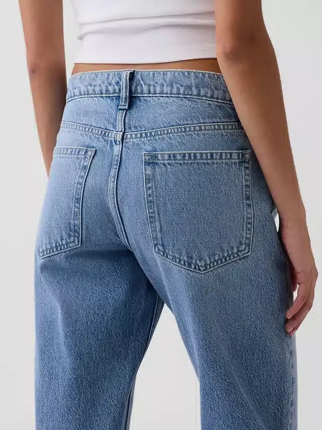 Jeans a vita media, dritti e affusolati