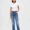 Jeans a vita media, rigidi, dal taglio dritto e morbido