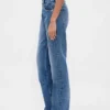 Jeans a vita media, rigidi, dal taglio dritto e morbido