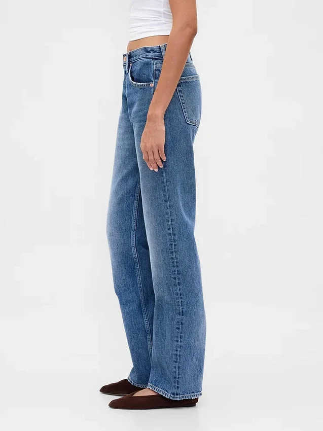 Jeans a vita media, rigidi, dal taglio dritto e morbido
