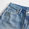 Jeans a vita media, rigidi, dal taglio dritto e morbido