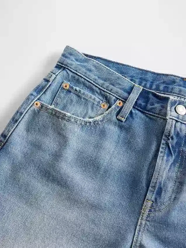 Jeans a vita media, rigidi, dal taglio dritto e morbido