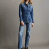 Jeans a vita media, rigidi, dal taglio dritto e morbido