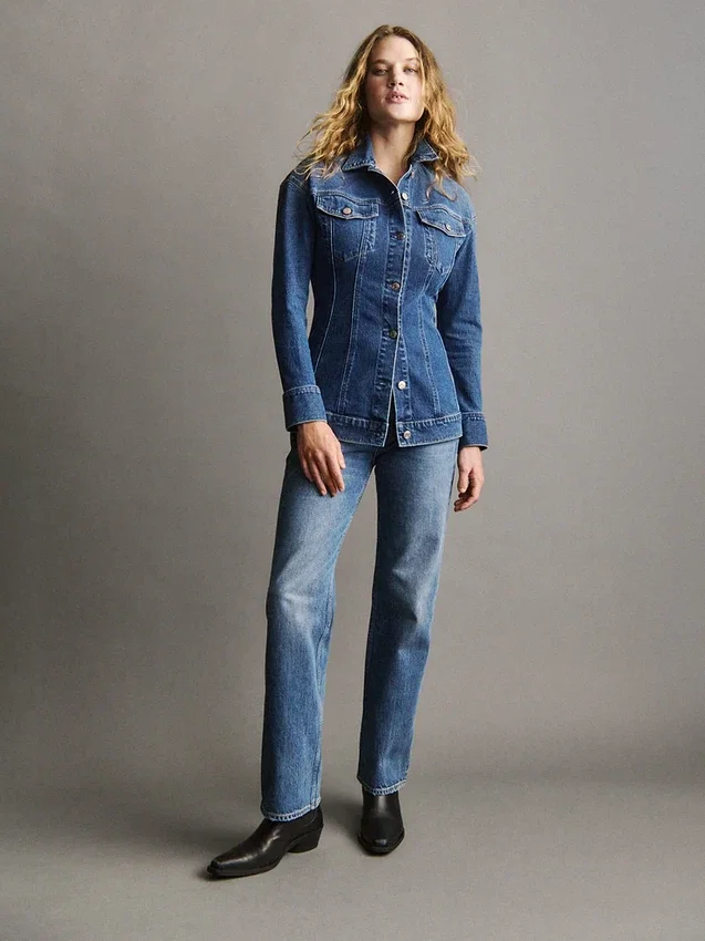 Jeans a vita media, rigidi, dal taglio dritto e morbido