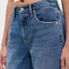 Jeans a vita media, rigidi, dal taglio dritto e morbido
