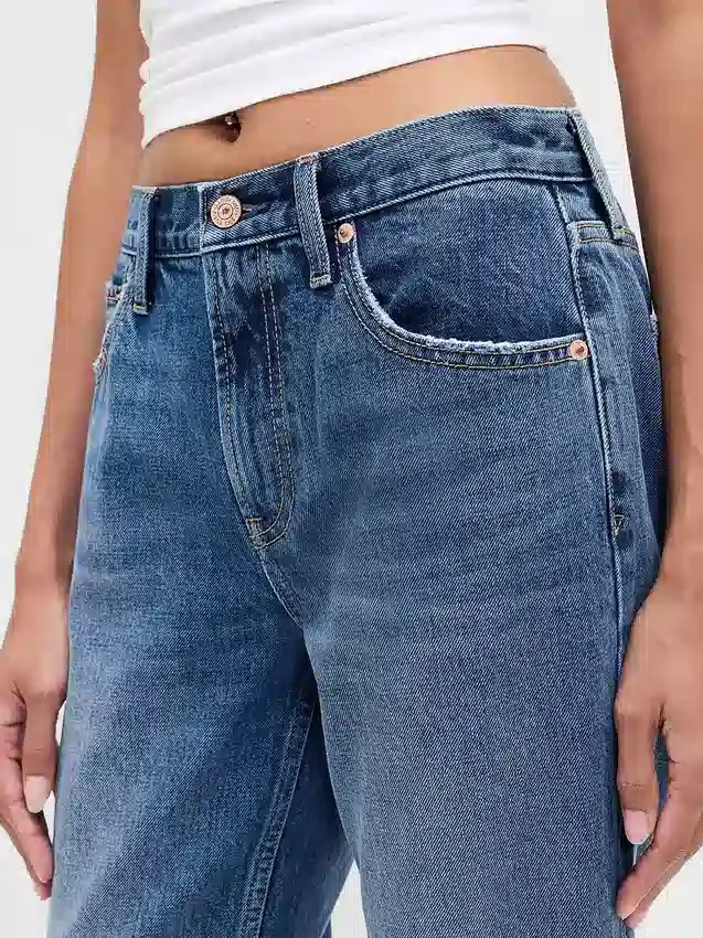 Jeans a vita media, rigidi, dal taglio dritto e morbido