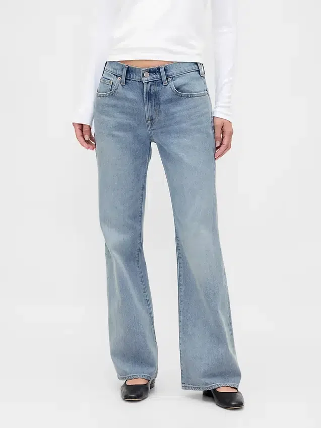Jeans a vita media, rigidi, dal taglio rilassato e svasati