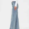 Jeans a vita media, rigidi, dal taglio rilassato e svasati