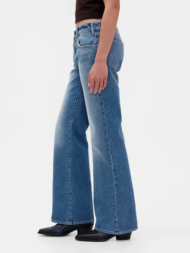 Jeans a vita media, rigidi, dal taglio rilassato e svasati
