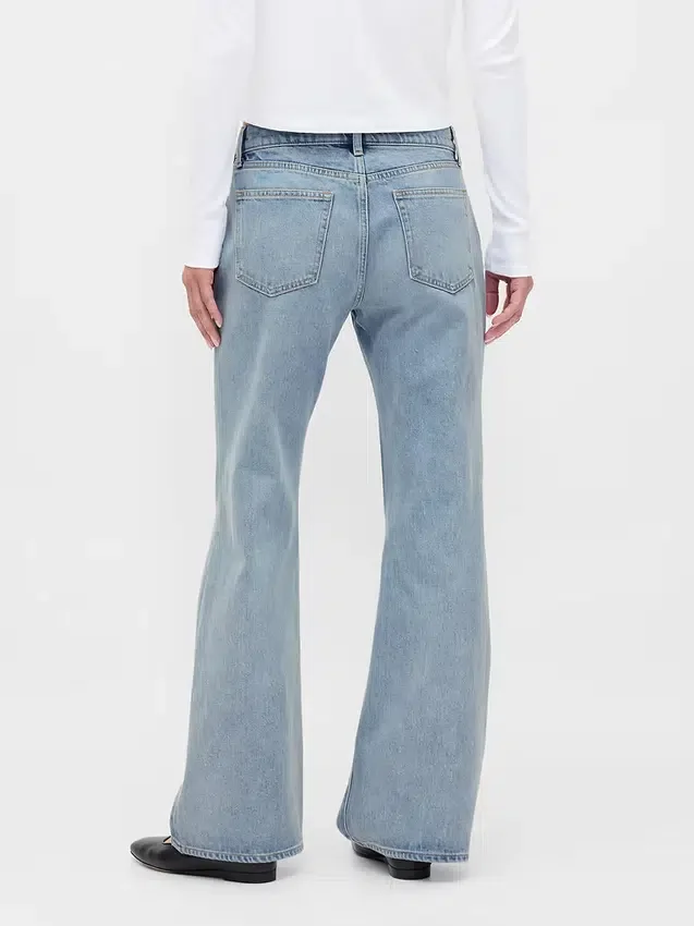 Jeans a vita media, rigidi, dal taglio rilassato e svasati