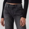 Jeans a vita media, rigidi, dal taglio rilassato e svasati