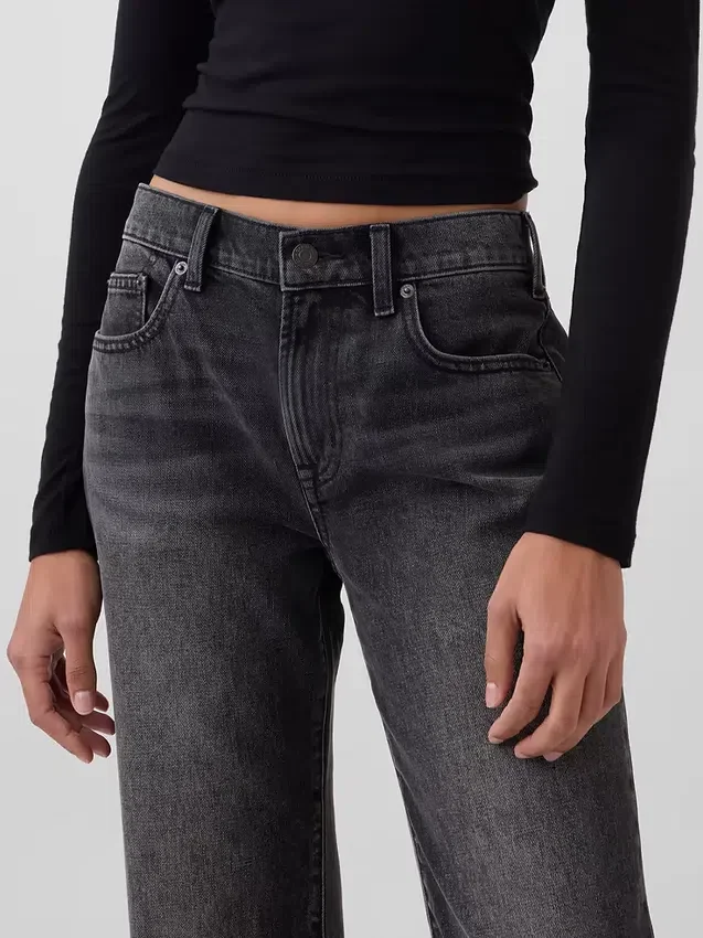 Jeans a vita media, rigidi, dal taglio rilassato e svasati