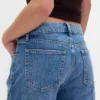 Jeans a vita media, rigidi, dal taglio rilassato e svasati