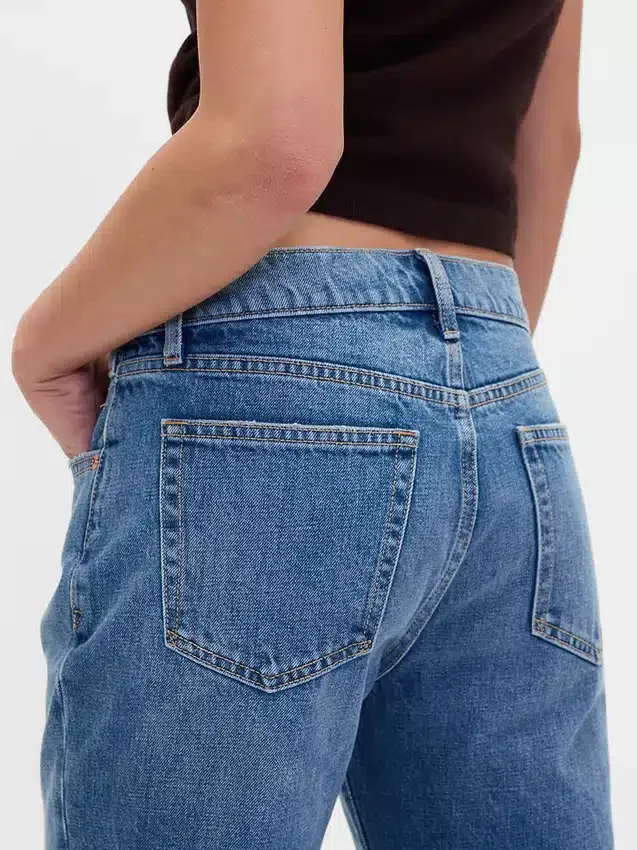 Jeans a vita media, rigidi, dal taglio rilassato e svasati