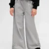 Jeans baggy a vita bassa con fiocco e orlo a spacco per bambini