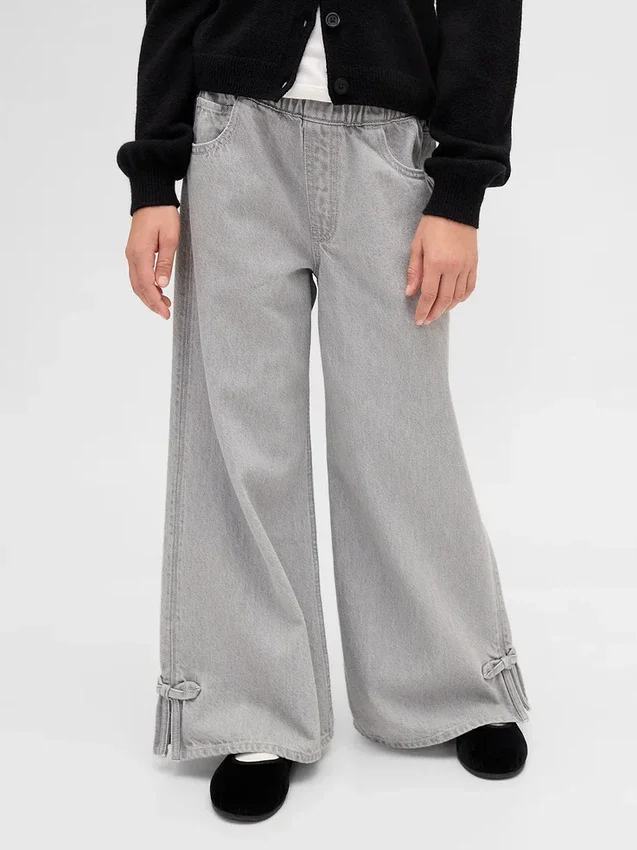 Jeans baggy a vita bassa con fiocco e orlo a spacco per bambini