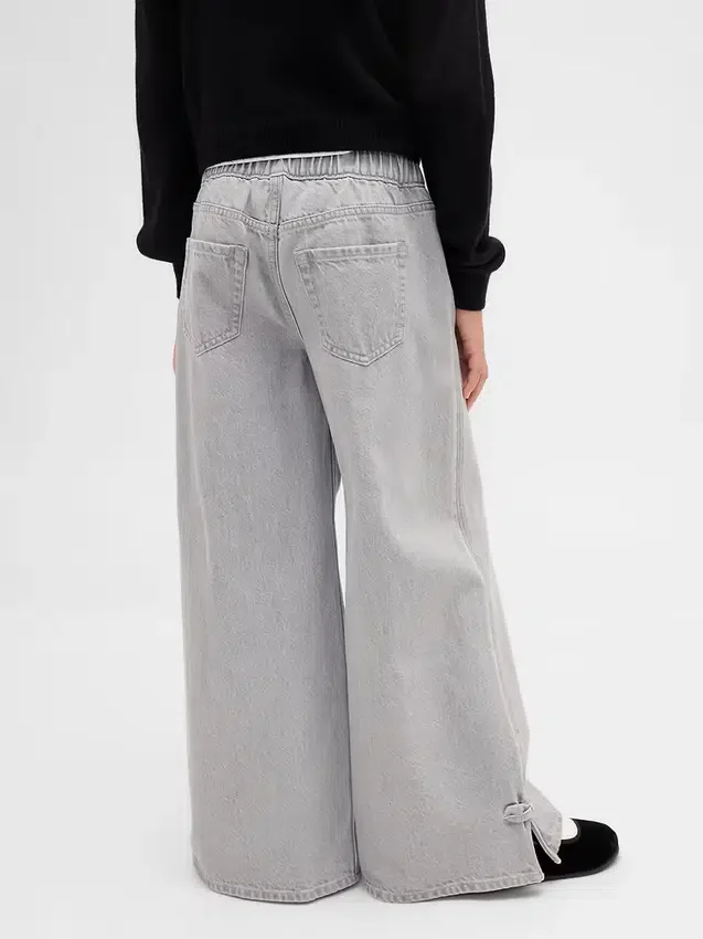 Jeans baggy a vita bassa con fiocco e orlo a spacco per bambini