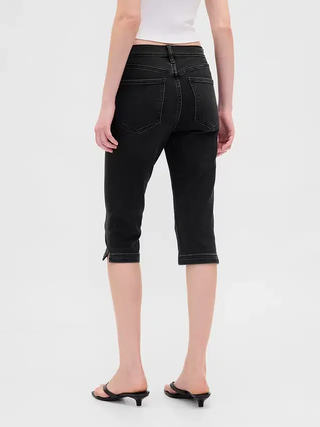 Jeans capri a vita alta e taglio corto