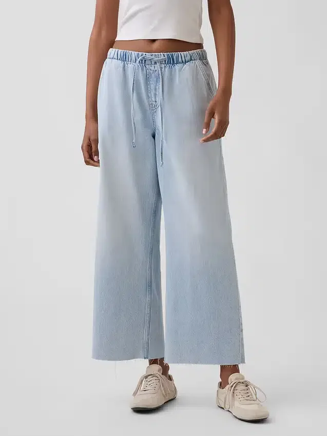 Jeans cropped a vita bassa, dal taglio ampio e disinvolto in stile anni ’90