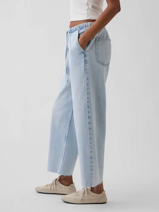 Jeans cropped a vita bassa, dal taglio ampio e disinvolto in stile anni ’90