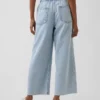 Jeans cropped a vita bassa, dal taglio ampio e disinvolto in stile anni ’90