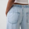 Jeans cropped a vita bassa, dal taglio ampio e disinvolto in stile anni ’90