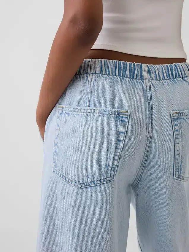 Jeans cropped a vita bassa, dal taglio ampio e disinvolto in stile anni ’90