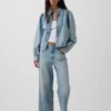 Jeans cropped a vita bassa e dal taglio morbido