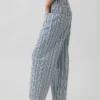 Jeans cropped a vita bassa e dal taglio morbido