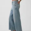 Jeans cropped a vita bassa e dal taglio morbido