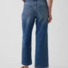 Jeans cropped a vita bassa e dal taglio morbido