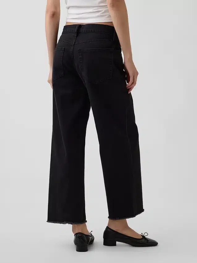 Jeans cropped a vita bassa e dal taglio morbido