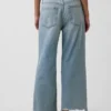 Jeans cropped a vita bassa e dal taglio morbido