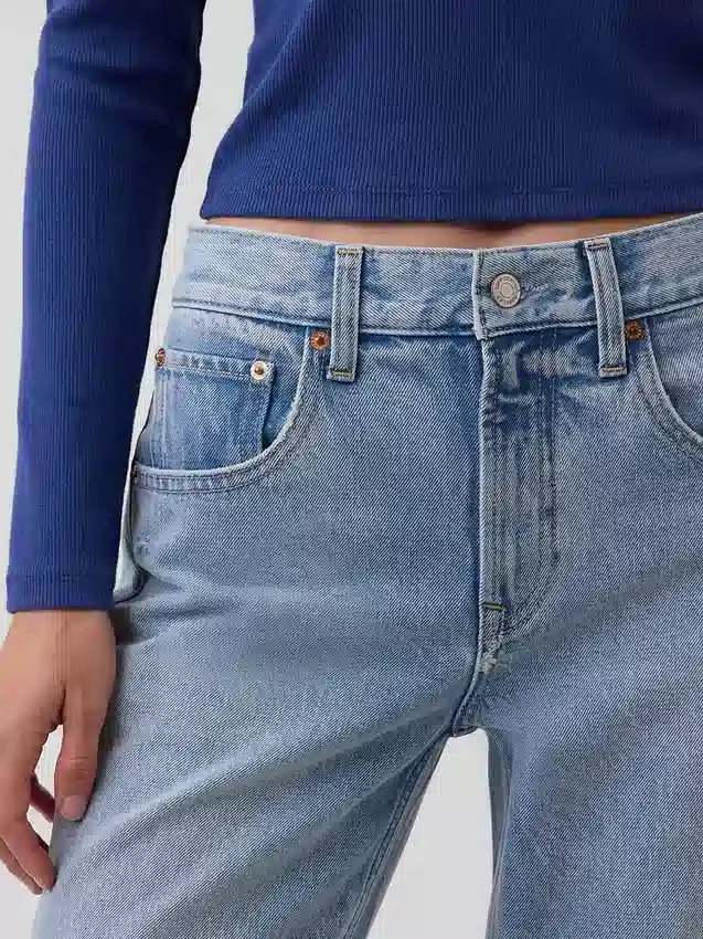 Jeans cropped a vita bassa e dal taglio morbido