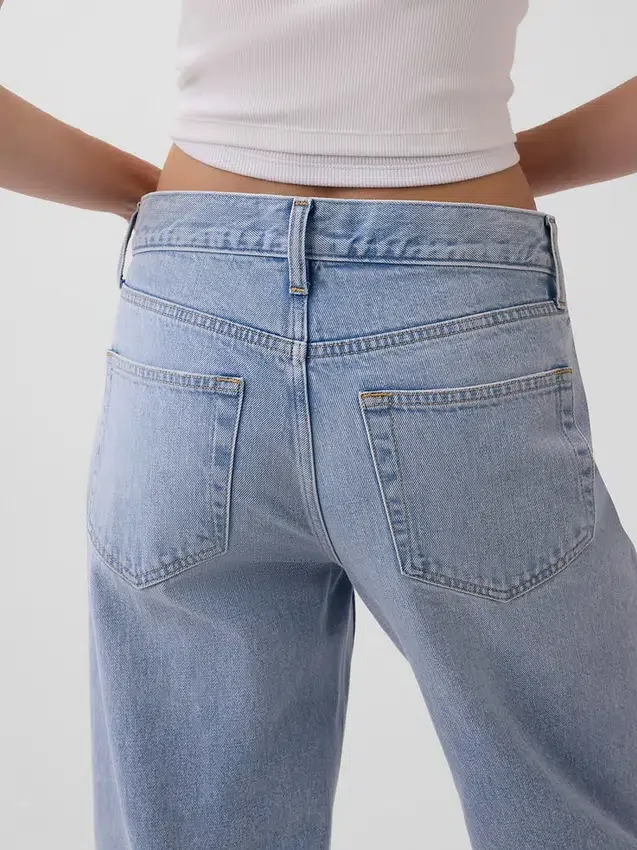 Jeans cropped a vita bassa e dal taglio morbido