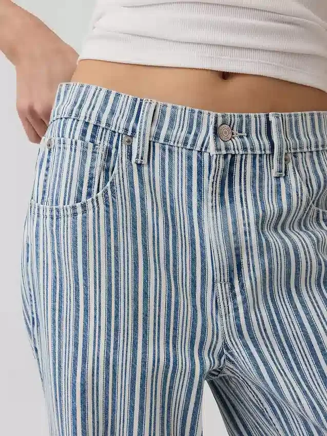 Jeans cropped a vita bassa e dal taglio morbido