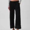 Jeans cropped a vita bassa, morbidissimi e dal taglio ampio in stile anni ’90