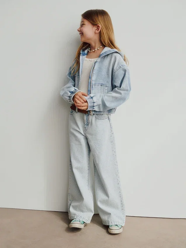 Jeans da bambino a vita alta, gamba larga e lunghezza alla caviglia