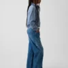 Jeans da bambino a vita bassa, gamba larga, con ricami floreali