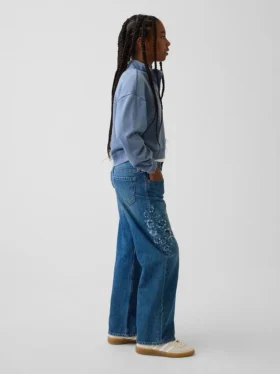 Jeans da bambino a vita bassa, gamba larga, con ricami floreali