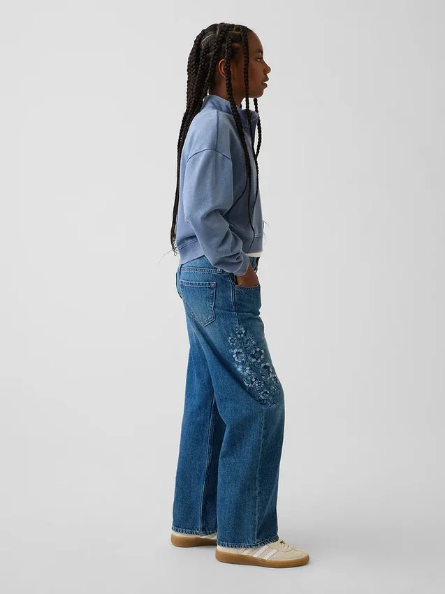 Jeans da bambino a vita bassa, gamba larga, con ricami floreali